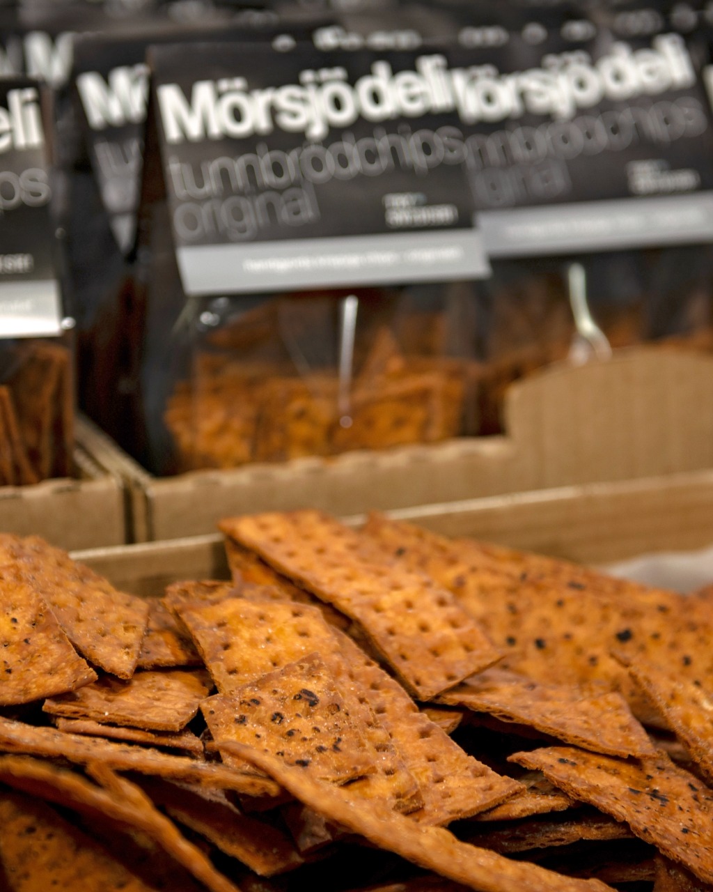 Närbild på Mörjö deli tunnbrödchips original. Stående bild.