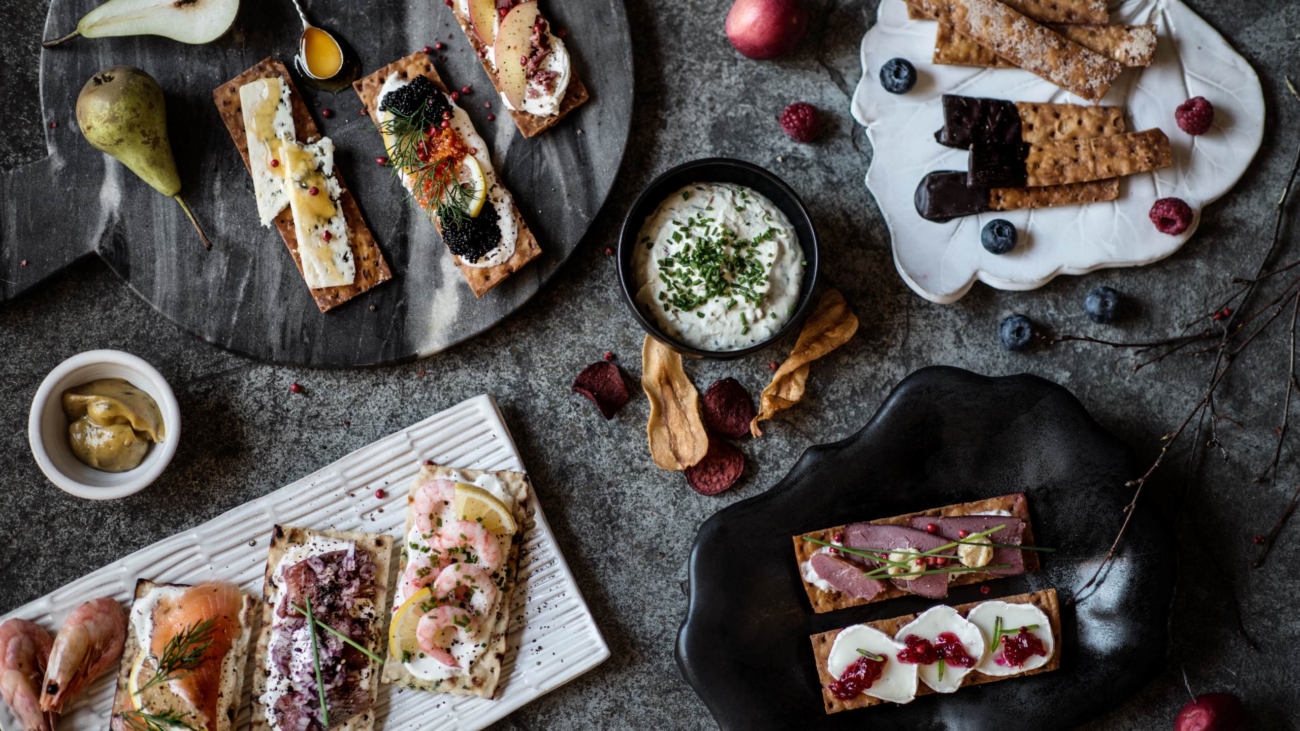 Inspirerande serveringsförslag med tunnbrödchips och andra delikatesser från Mörsjö deli